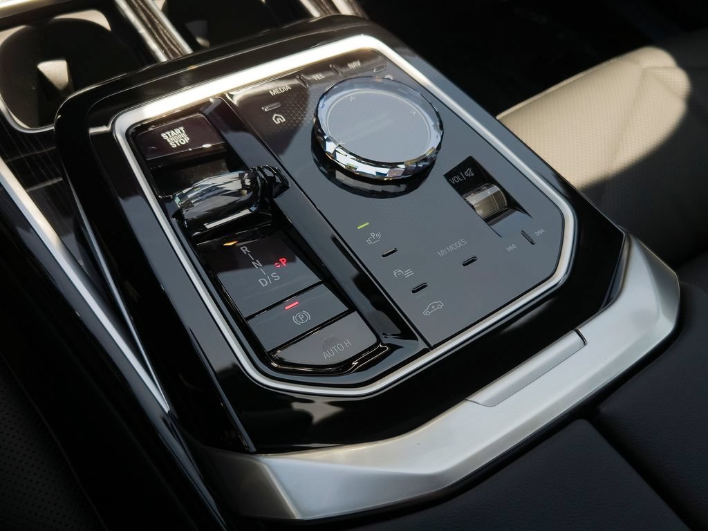 New 2026 Black Sapphire Metallic BMW 740i image 9