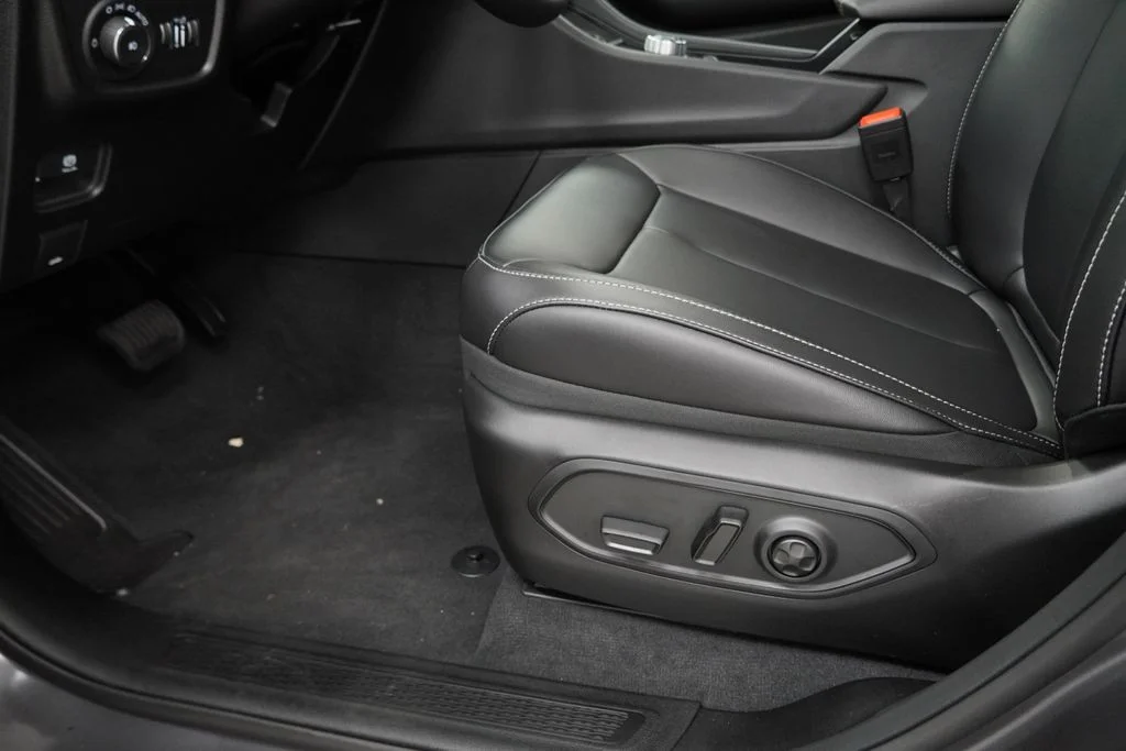 Used 2025 Gray Jeep Limited image 29
