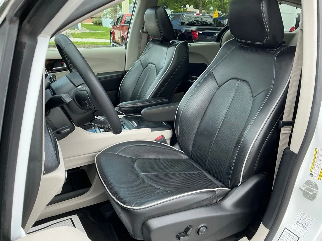 Used 2023 White Chrysler Limited image 33