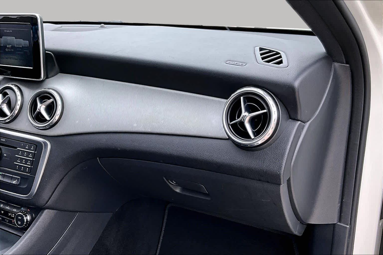 Used 2017 Cirrus White Mercedes-Benz GLA 250 image 18