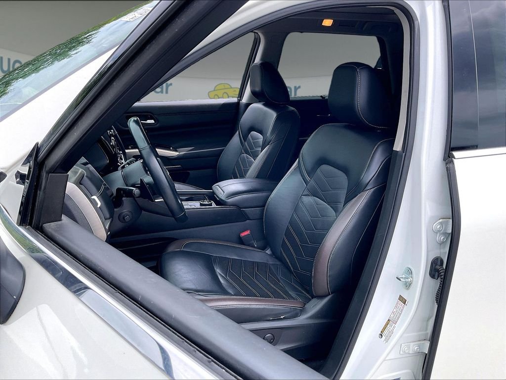 Used 2023 Pearl White Tricoat Nissan Platinum image 9