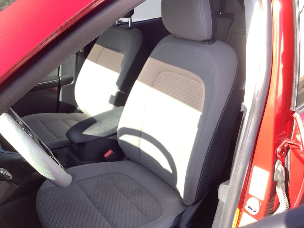 Used 2022 Red Ford SE image 8