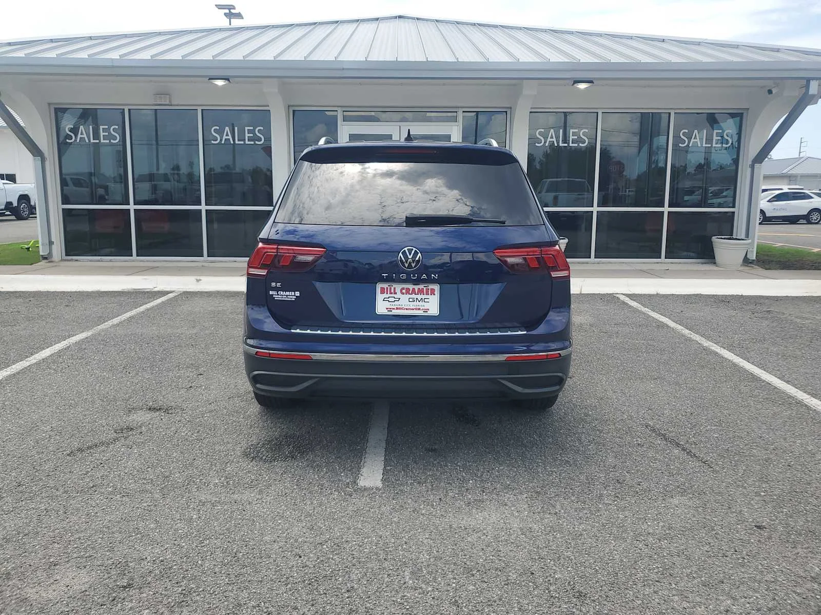 Used 2024 Blue Volkswagen SE image 4