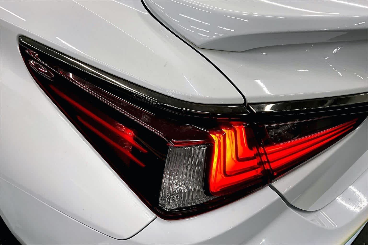 Used 2024 Ultra White Lexus F SPORT Handling image 28