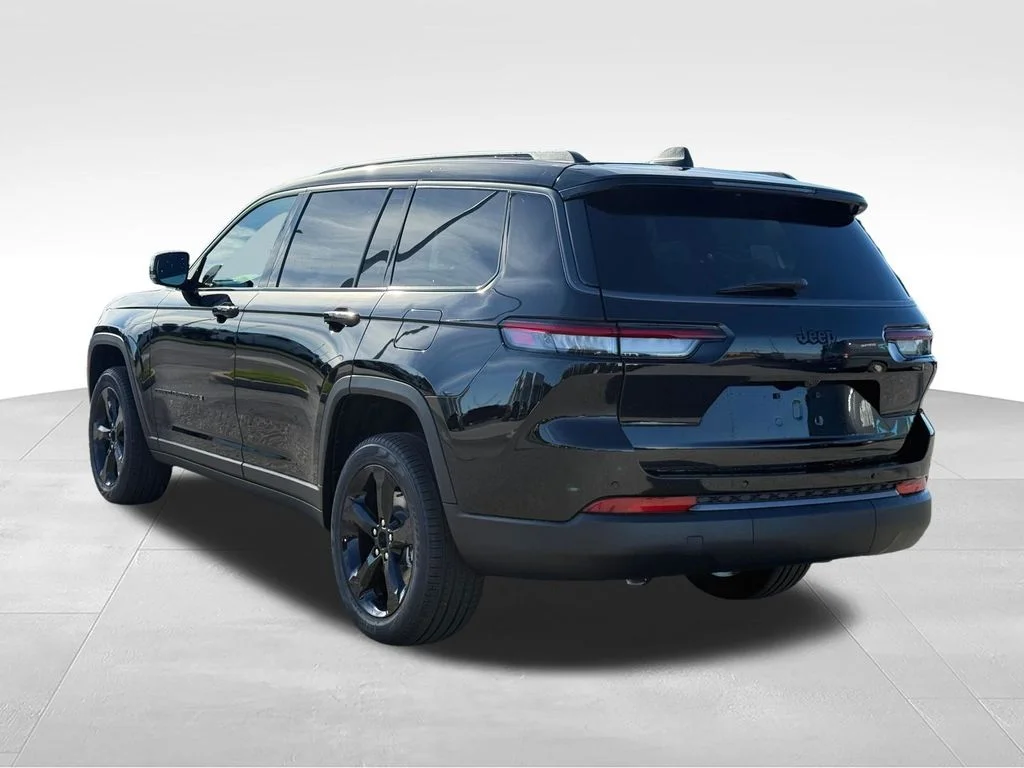 New 2026 Diamond Black Crystal Pearl-Coat Exterior Paint Jeep Limited image 4