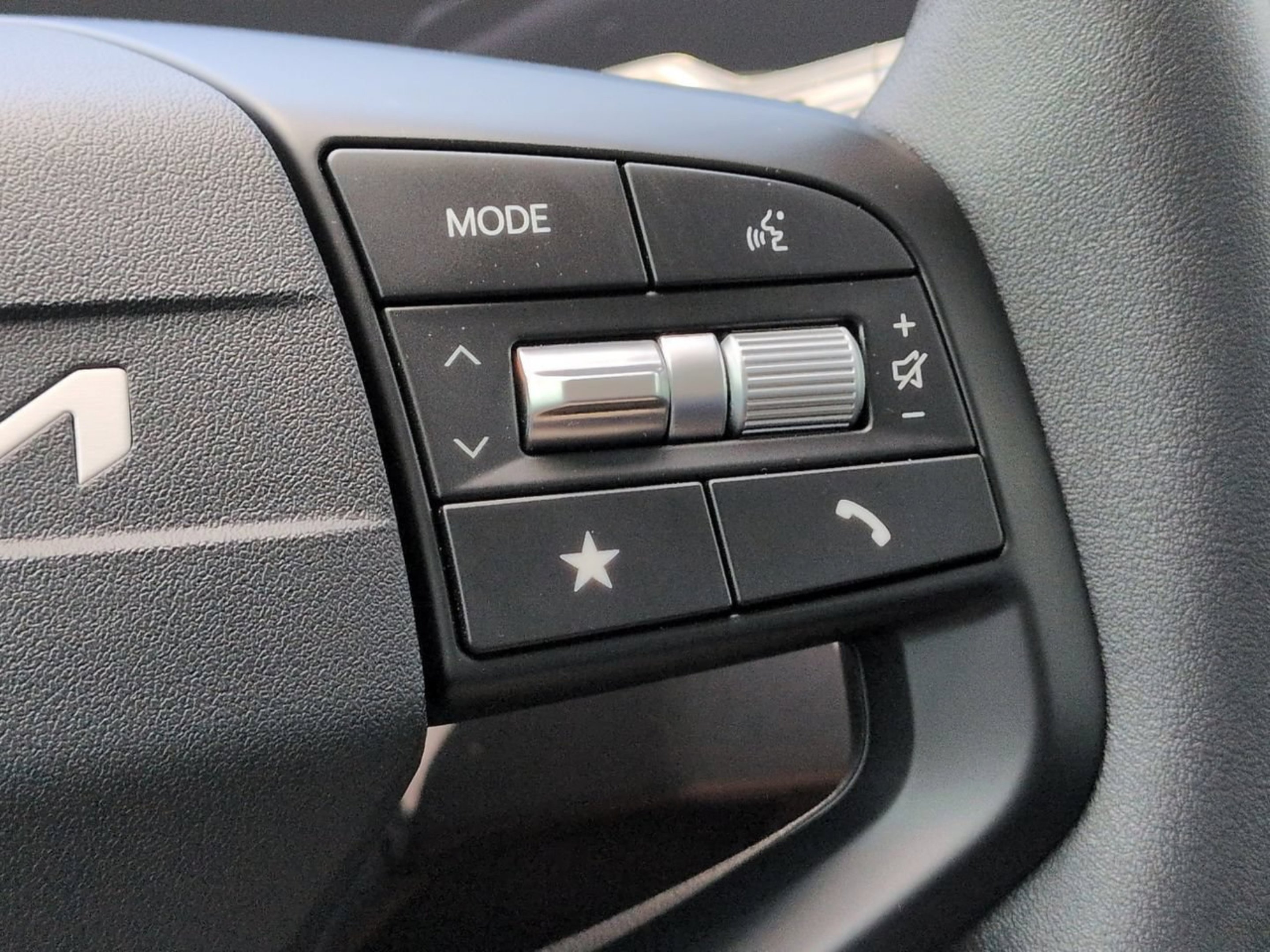 New 2026 Snow White Pearl Kia LXS image 22