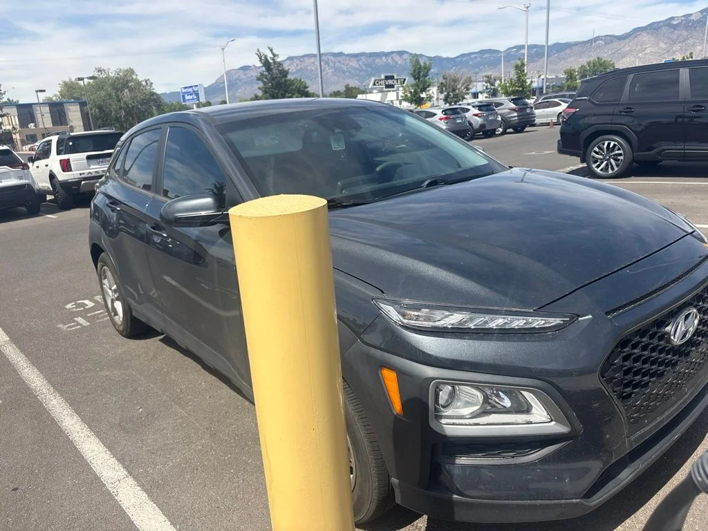 Used 2021 Gray Hyundai SE image 5