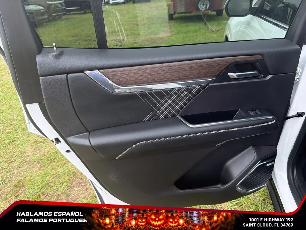 Used 2024 White Frost Tricoat GMC Denali image 23