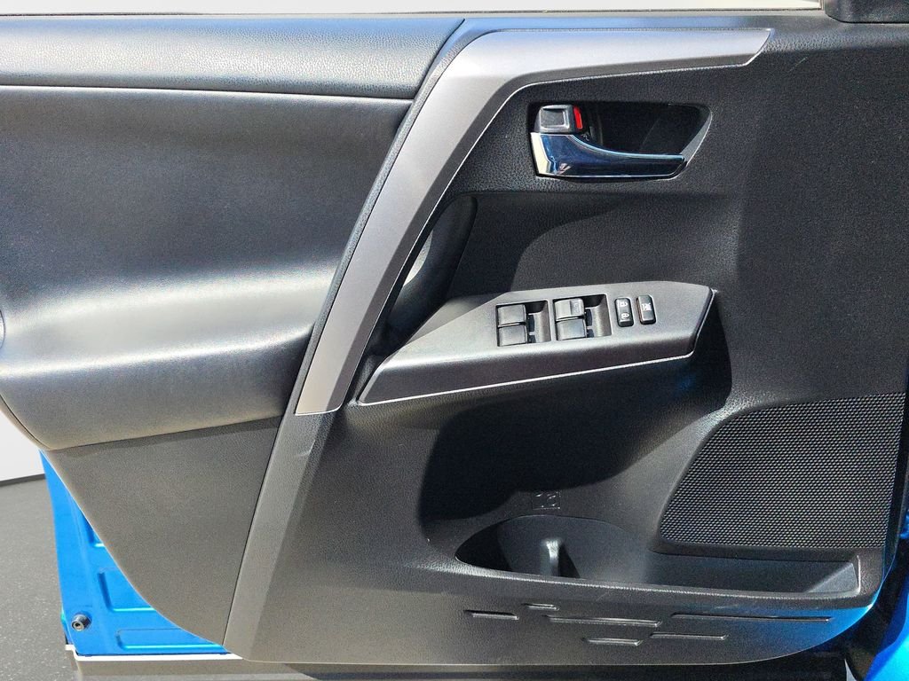 Used 2016  Toyota XLE image 21