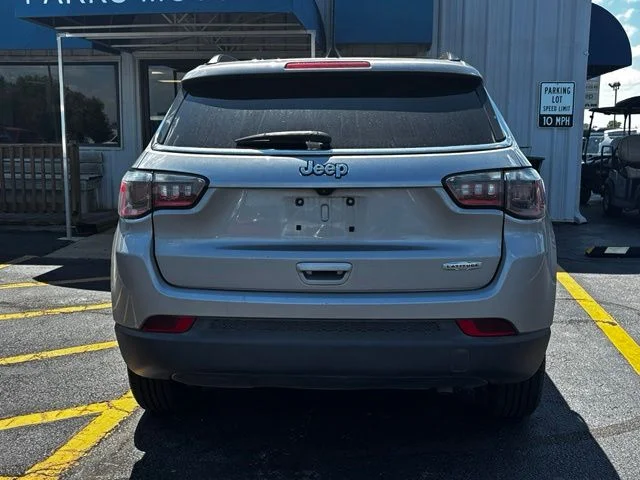 Used 2022 Silver Jeep Latitude image 4