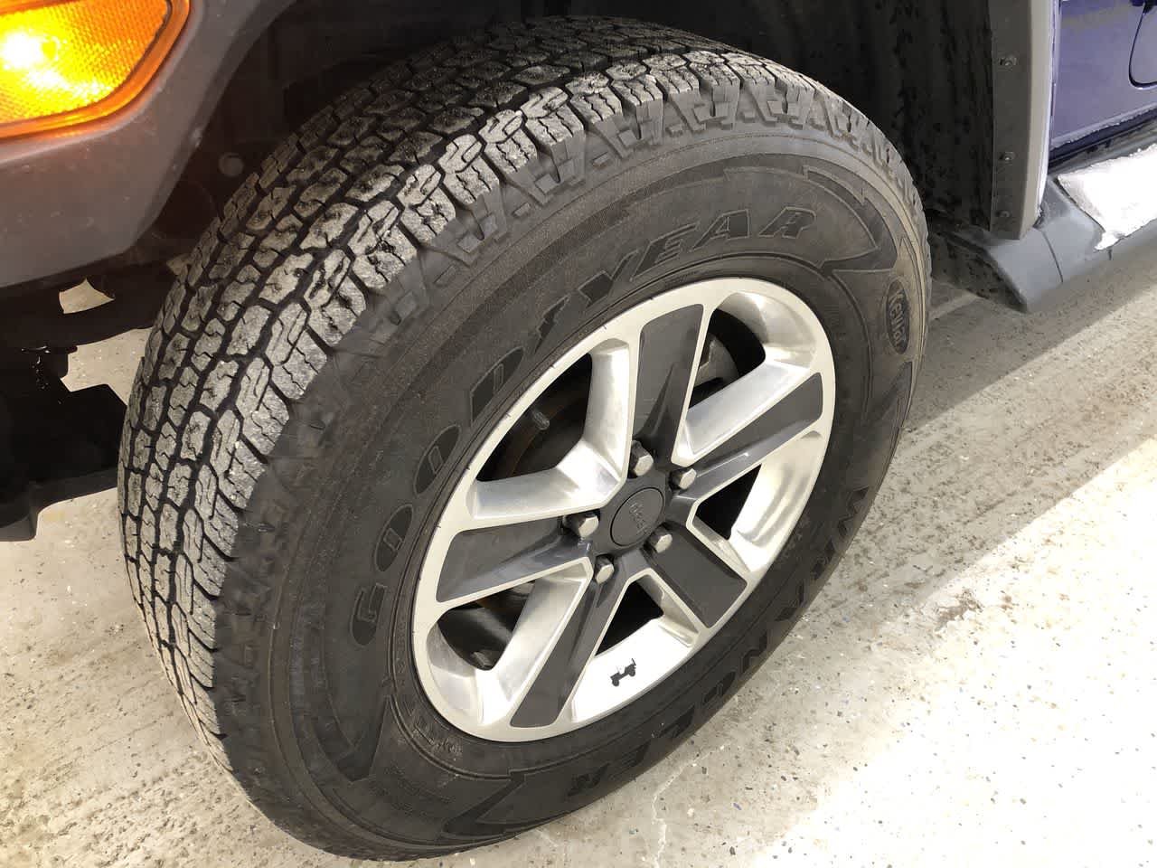 Used 2018 Ocean Blue Metallic Clearcoat Jeep Sahara image 2