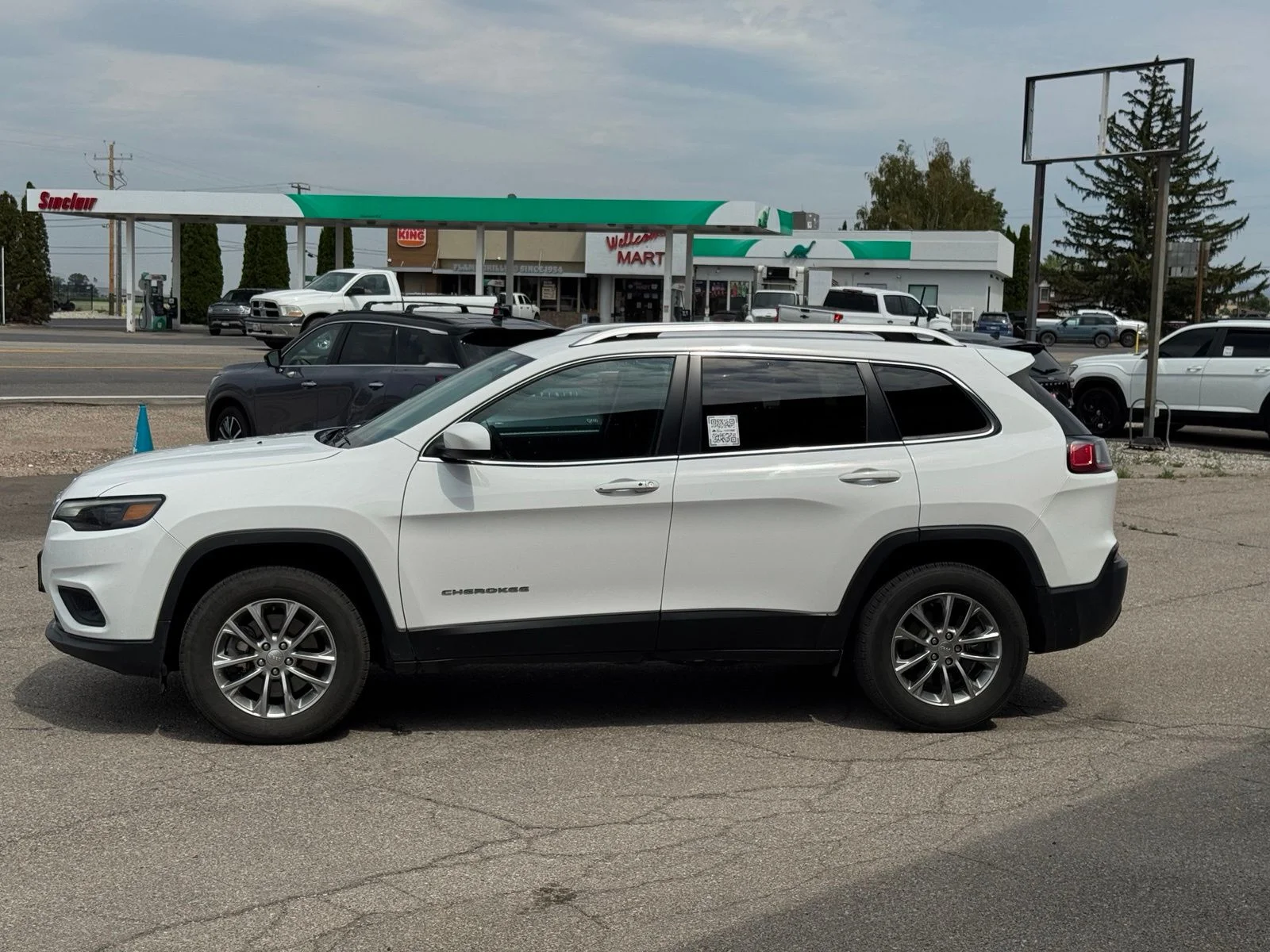 Used 2019 White Jeep Latitude Plus image 5