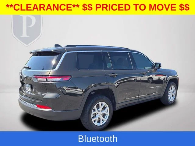Used 2023  Jeep Limited image 7