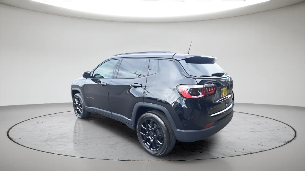 New 2026 Diamond Black Crystal Pearl-Coat Exterior Paint Jeep Latitude image 7