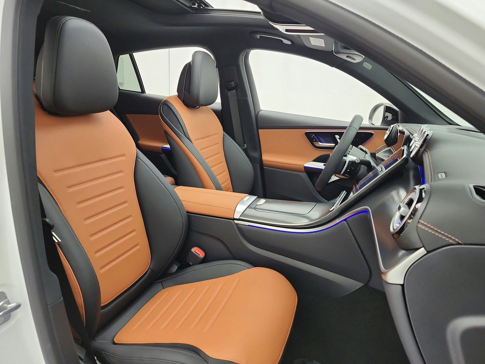 New 2026 MANUFAKTUR Moonlight White Metallic Mercedes-Benz GLC 300 4MATIC® Coupe image 44