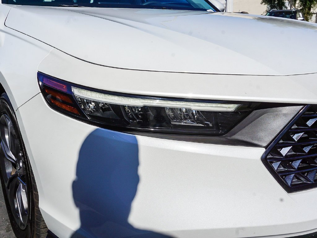 Used 2023 White Honda EX image 11
