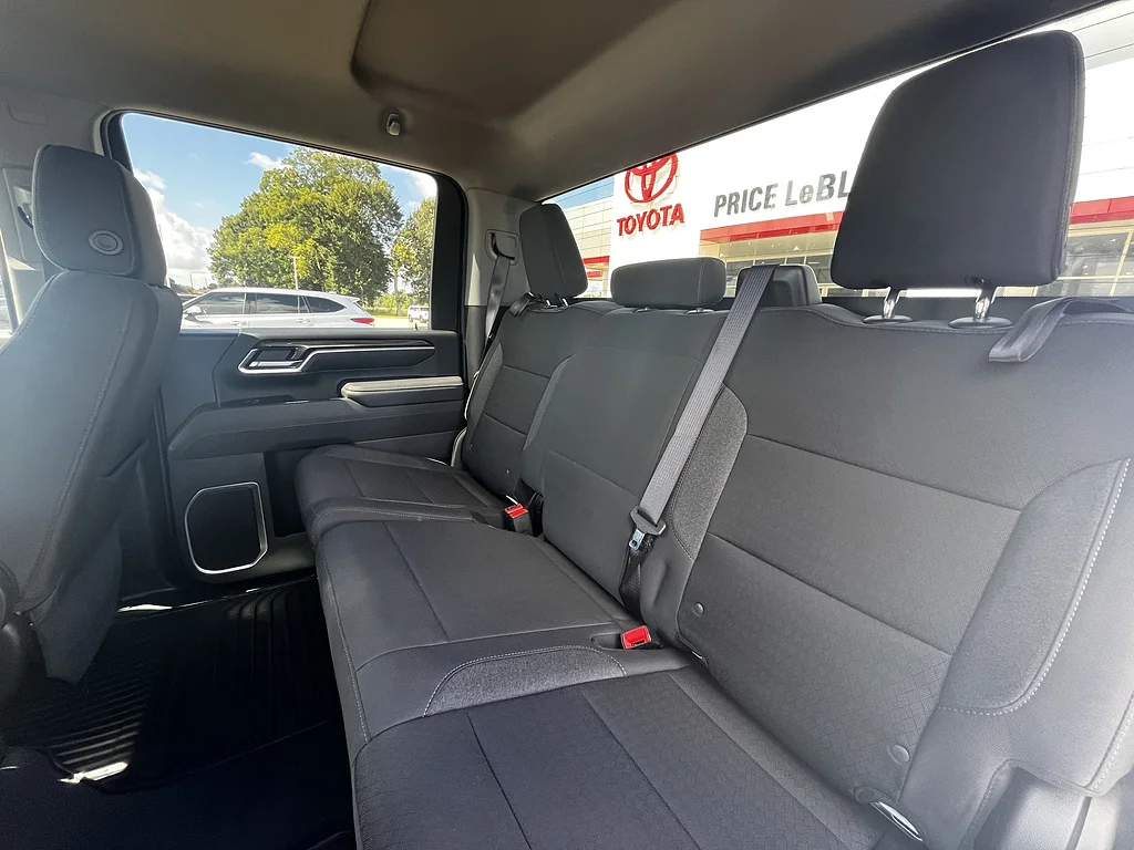 Used 2025 Summit White Chevrolet LT image 10