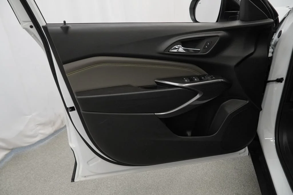 New 2026 Summit White Chevrolet ACTIV image 21