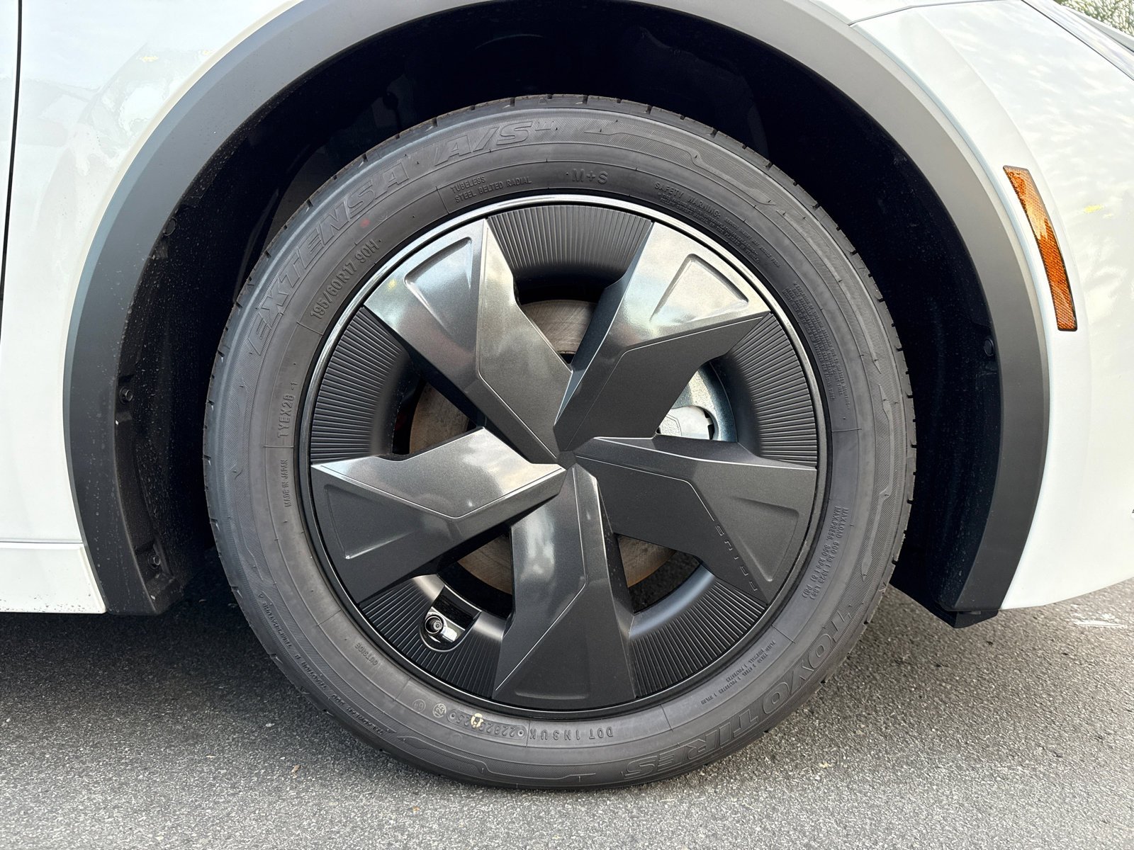 New 2026 Wind Chill Pearl <sup>1</sup> Toyota  SE image 7