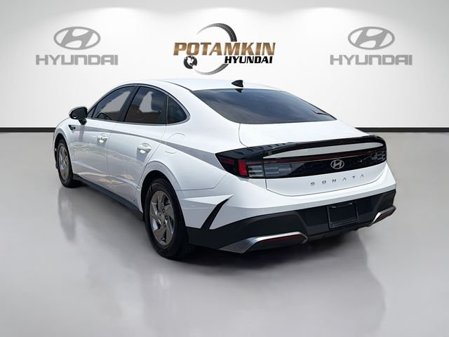 Used 2025 White Hyundai SE image 7