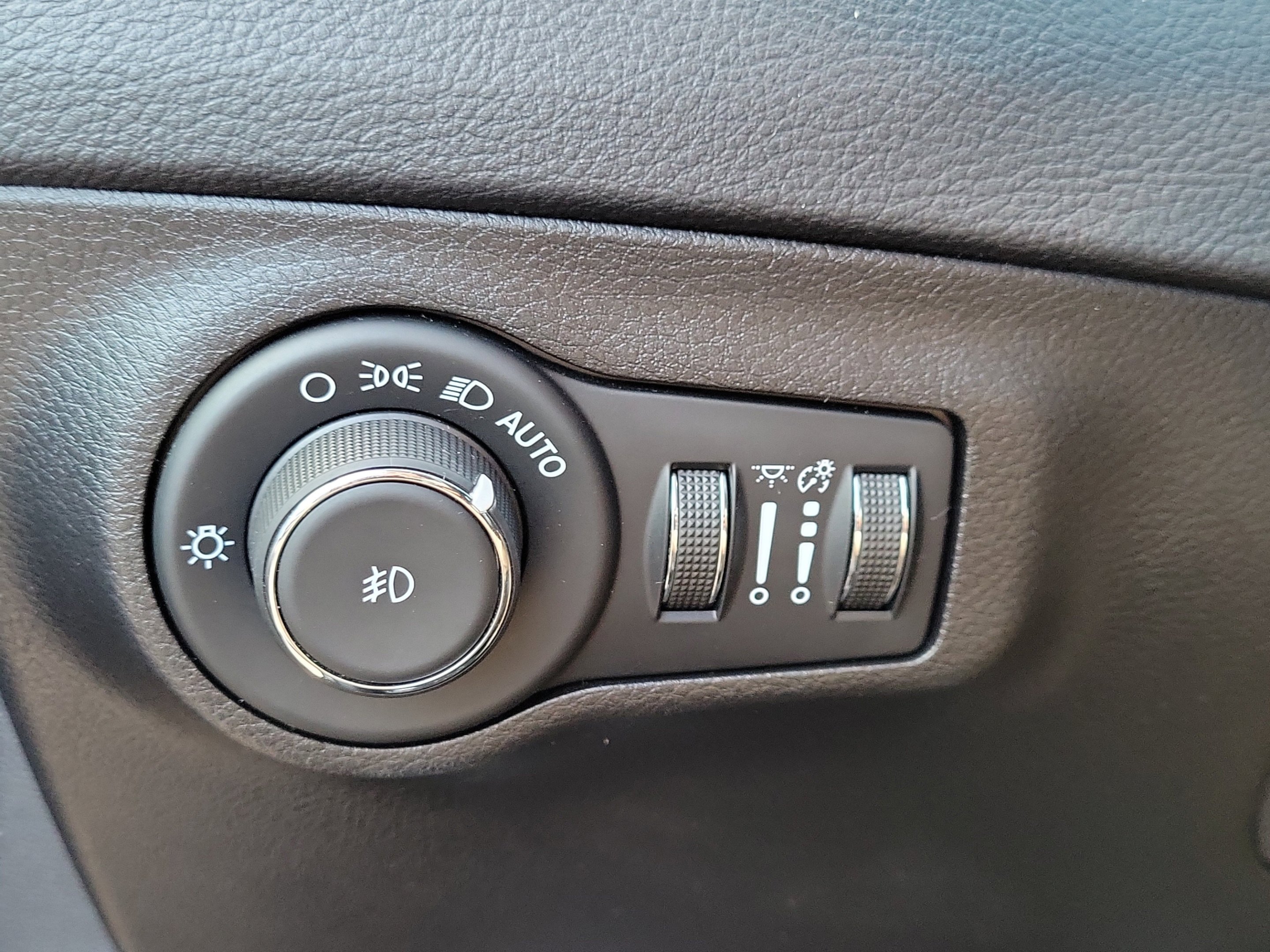 Used 2021 Granite Crystal Metallic Clearcoat Jeep Latitude image 23