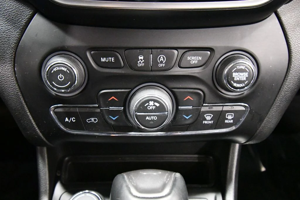 Used 2019 Gray Jeep Limited image 24