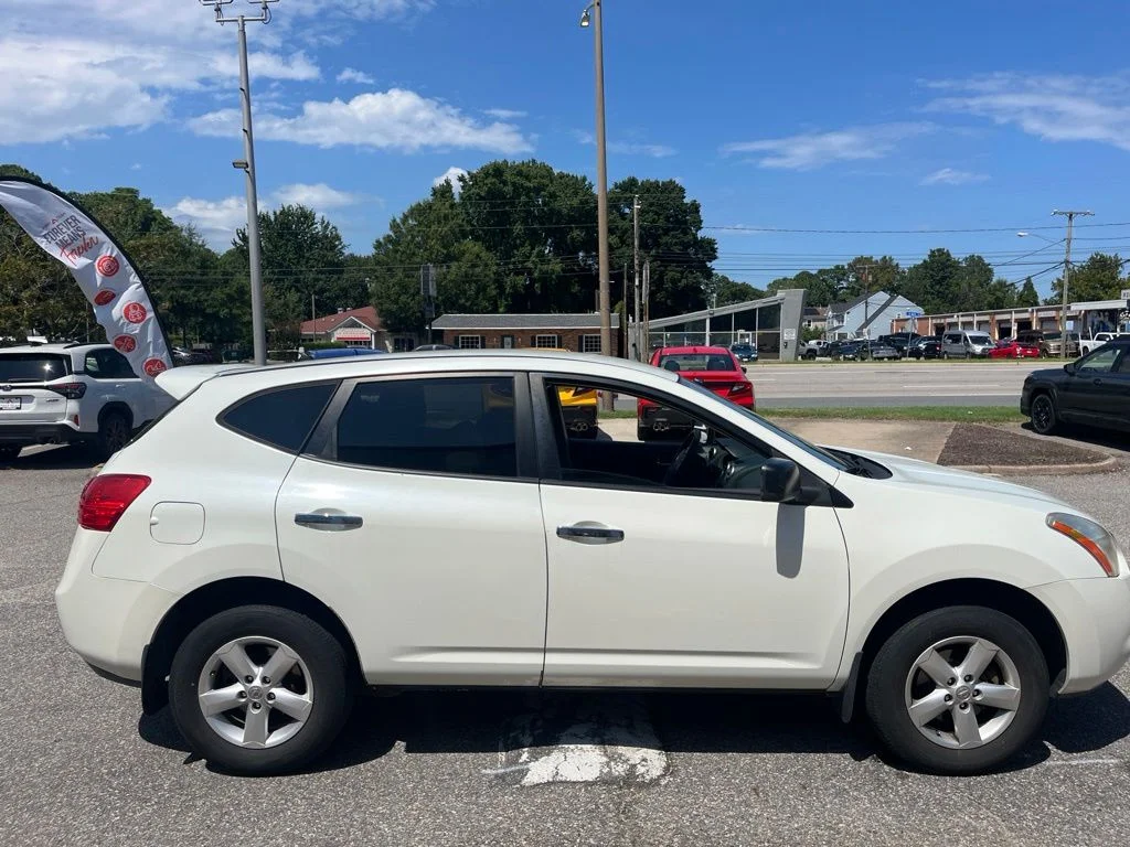 Used 2010 White Nissan S image 3
