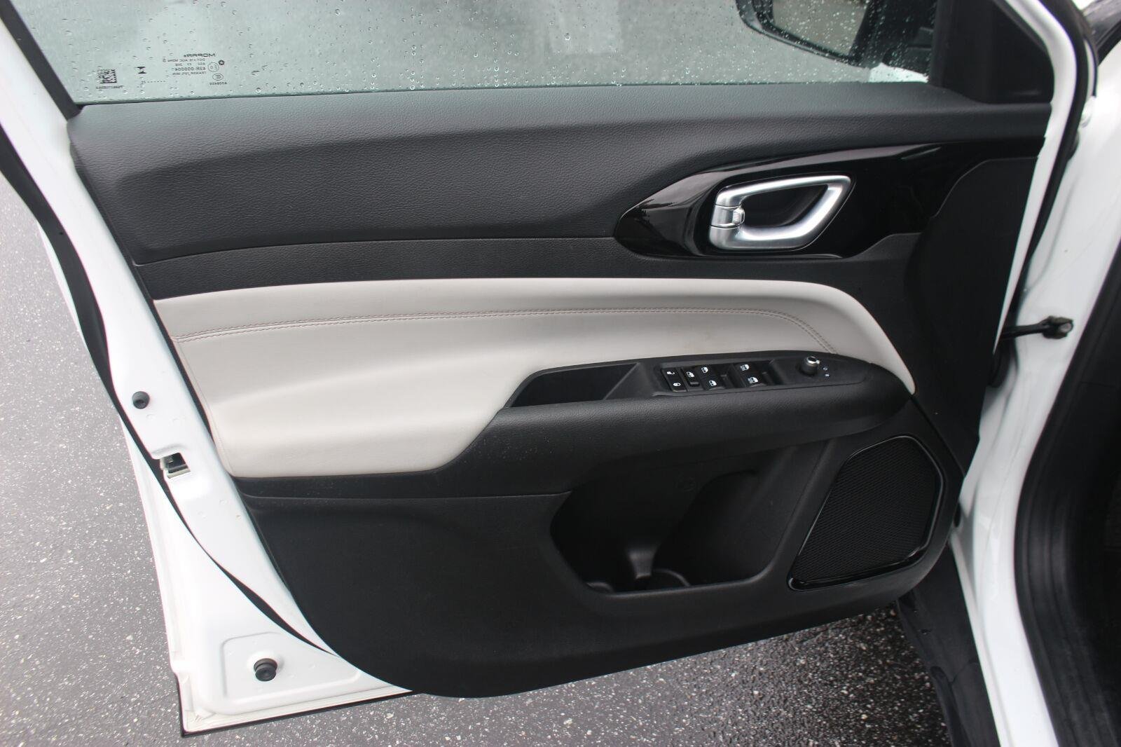 Used 2023  Jeep Limited image 12