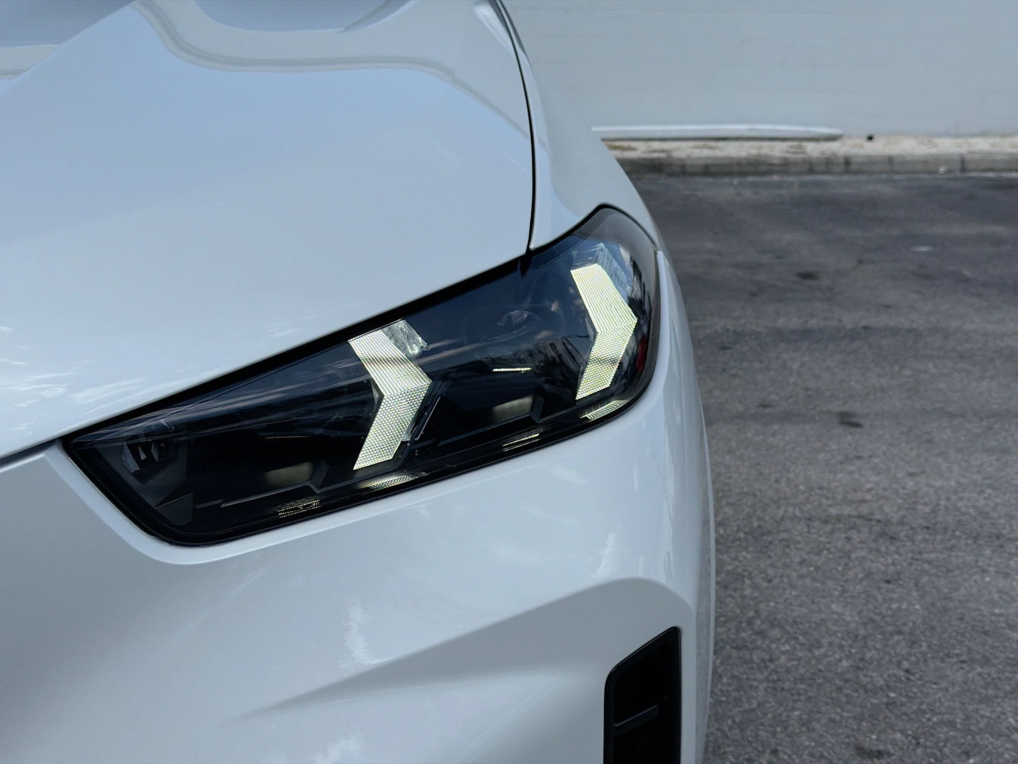 New 2026 Mineral White Metallic BMW xDrive40i image 9