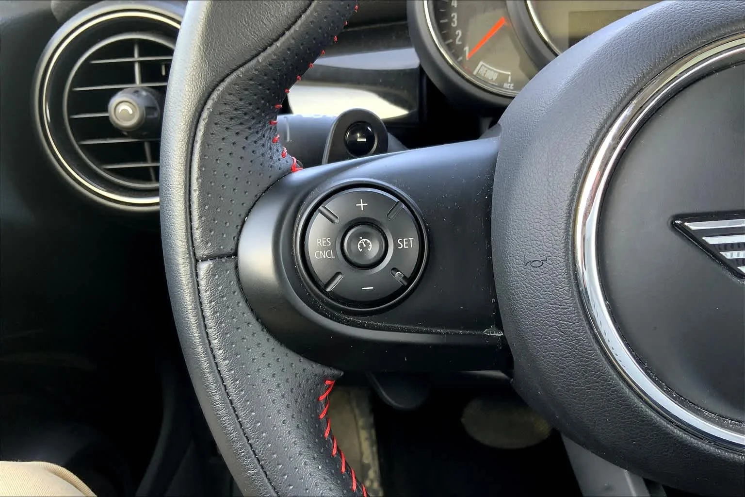 Used 2019 Pepper White MINI Cooper S image 23