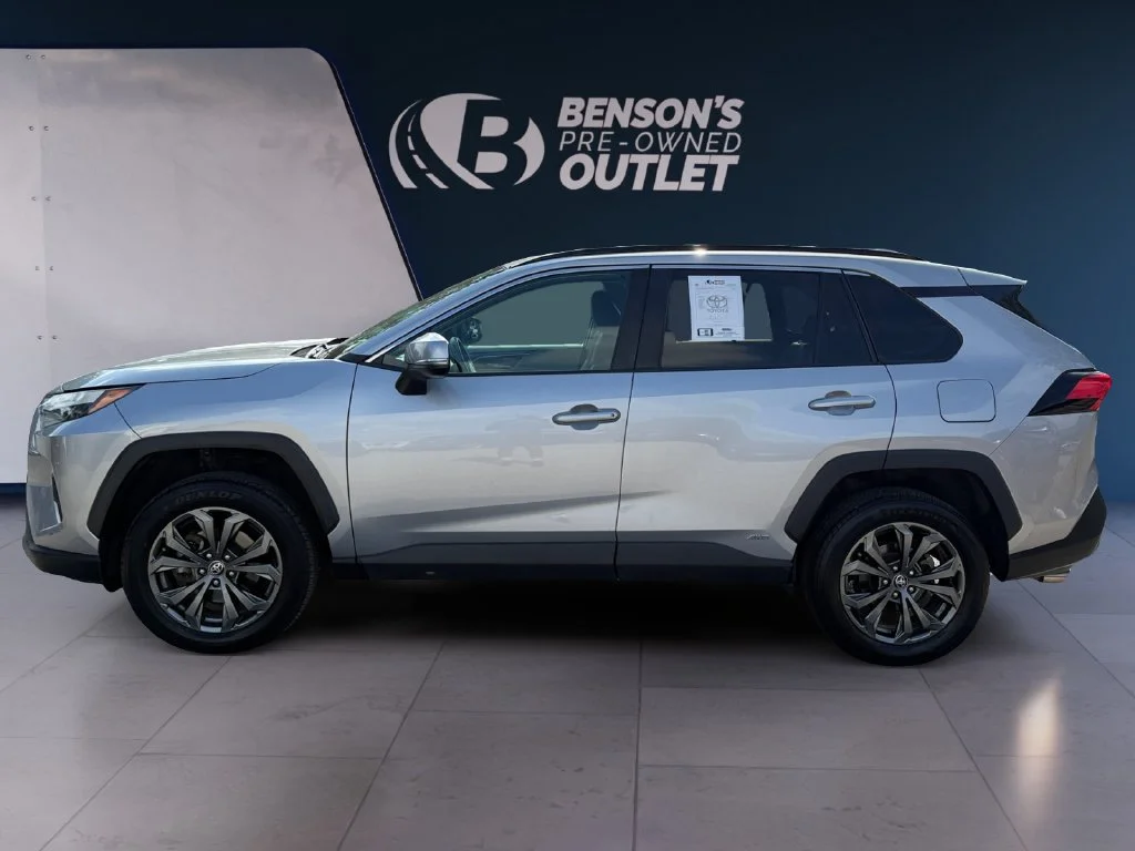 Used 2022 Silver Toyota XLE Premium image 2