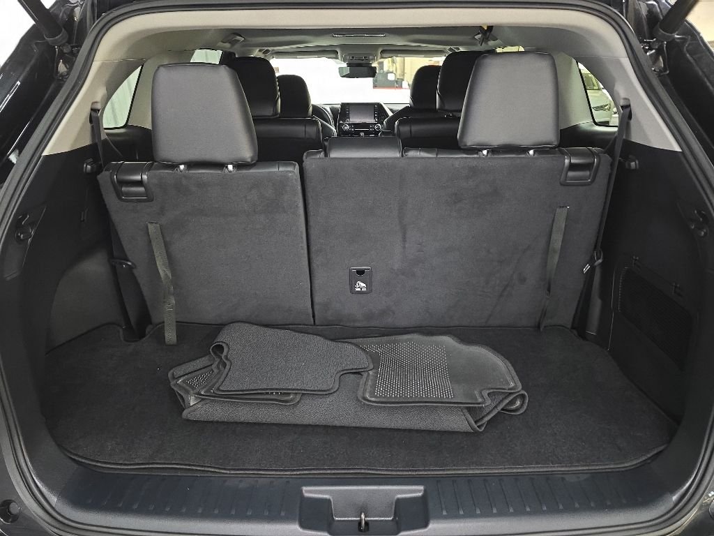 Used 2022 Black Toyota XLE image 12