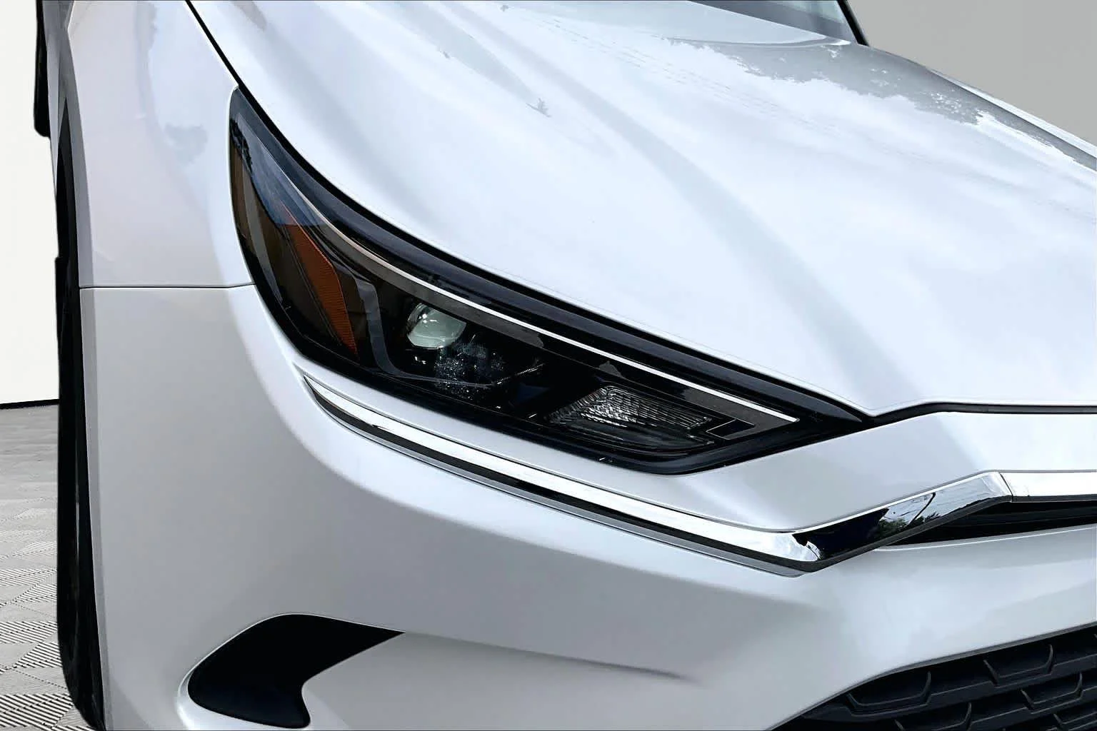Used 2025 Wind Chill Pearl Toyota LE image 28