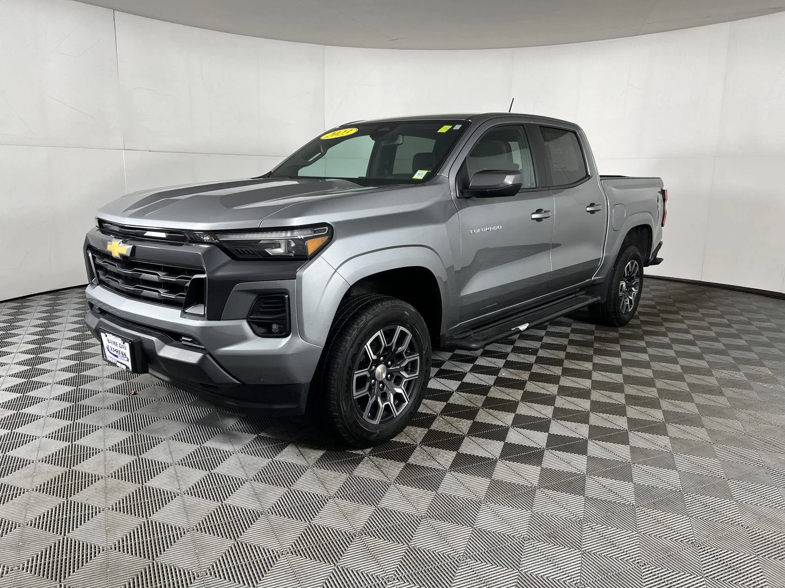 Used 2023 STERLING GRAY METALLIC Chevrolet 4WD LT image 18