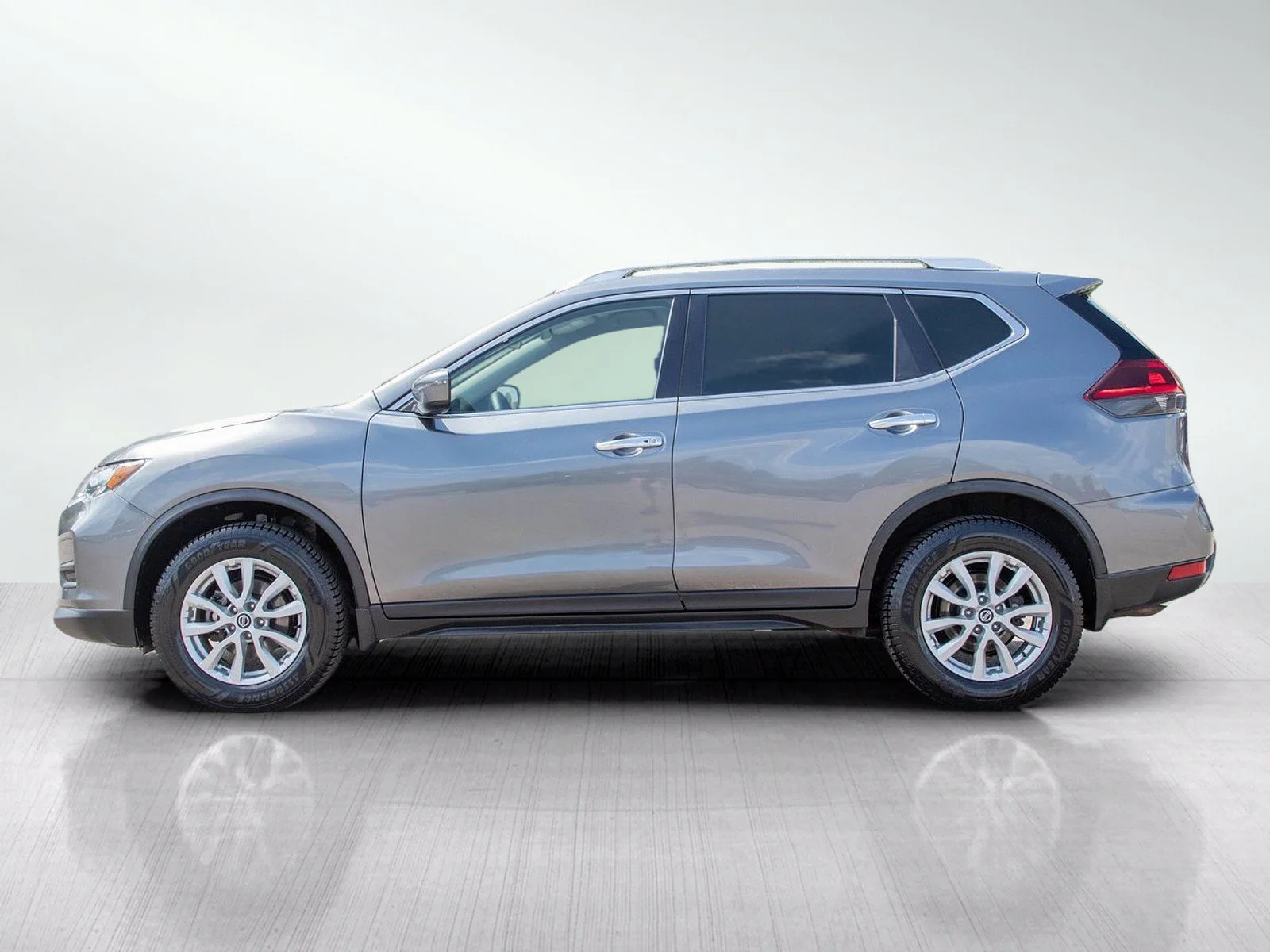 Used 2020 Nissan Rogue SV with VIN KNMAT2MV1LP516408 for sale in Minneapolis, Minnesota