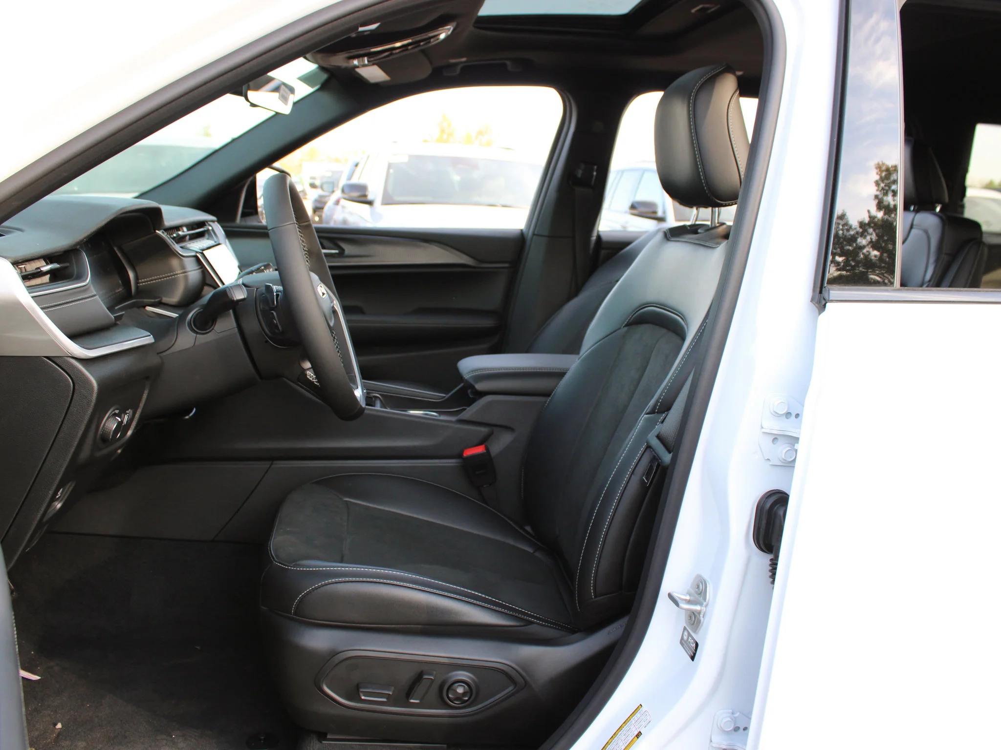 New 2025 White Jeep Altitude* 4x4, Sunroof, Heated Leather, Blind-Spot Monitoring image 9