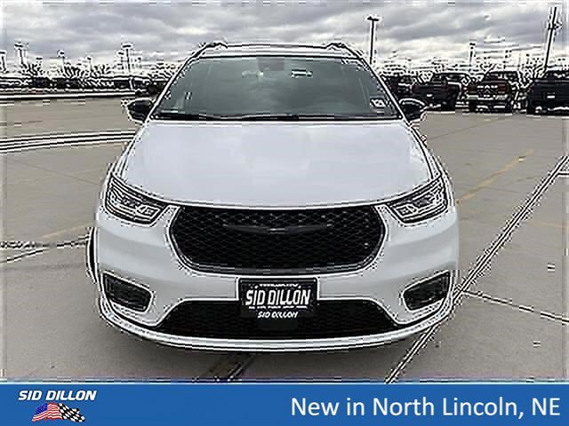 New 2026 Bright White Clear-Coat Exterior Paint Chrysler Limited image 3