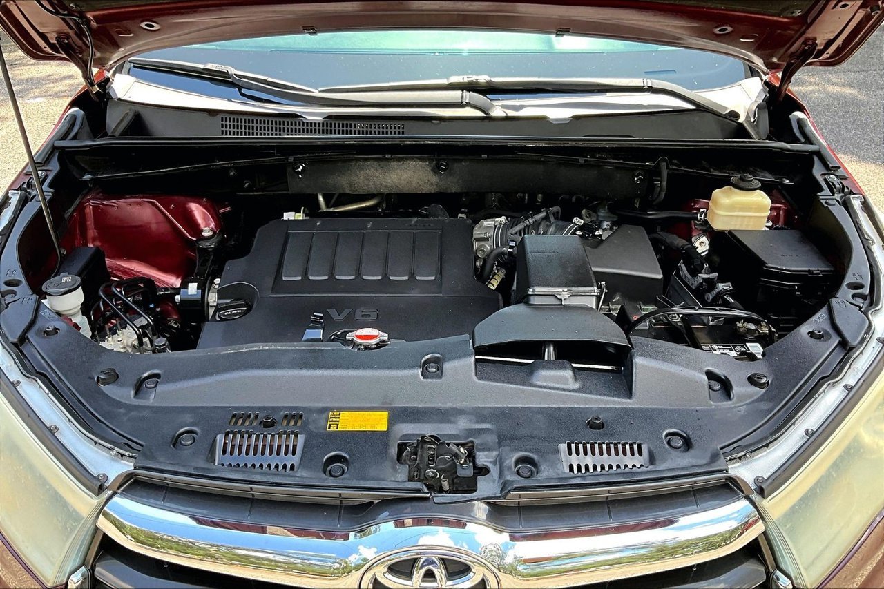 Used 2016 Red Toyota XLE V6 image 31
