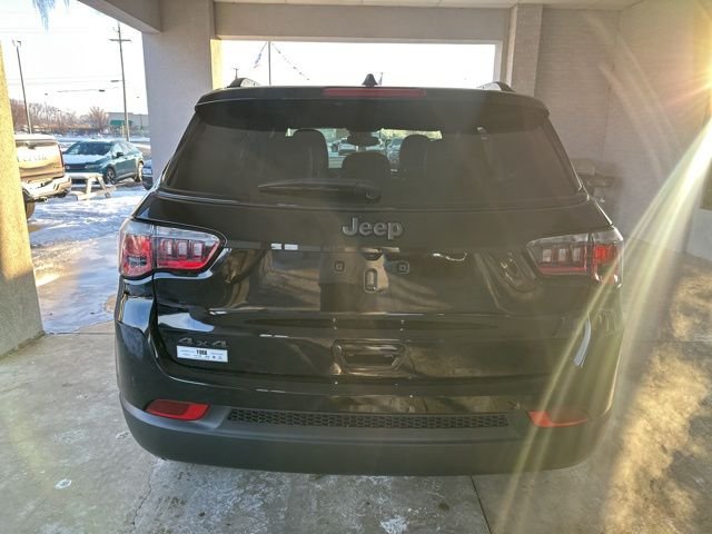 New 2026 Diamond Black Crystal Pearlcoat Jeep Latitude image 4