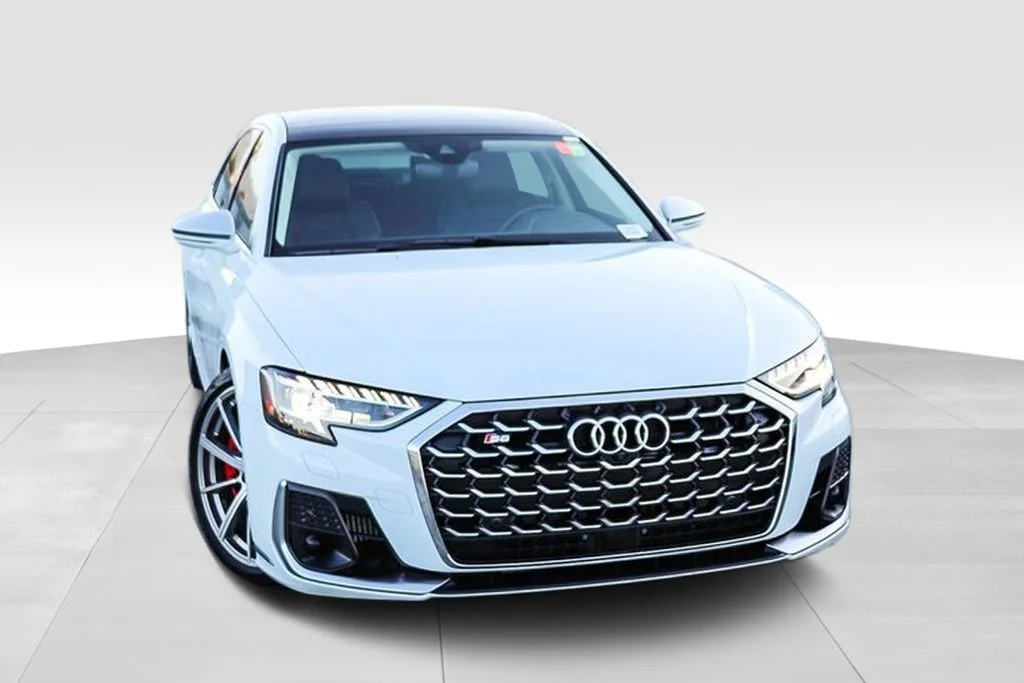 Used 2022  Audi 4.0T image 2