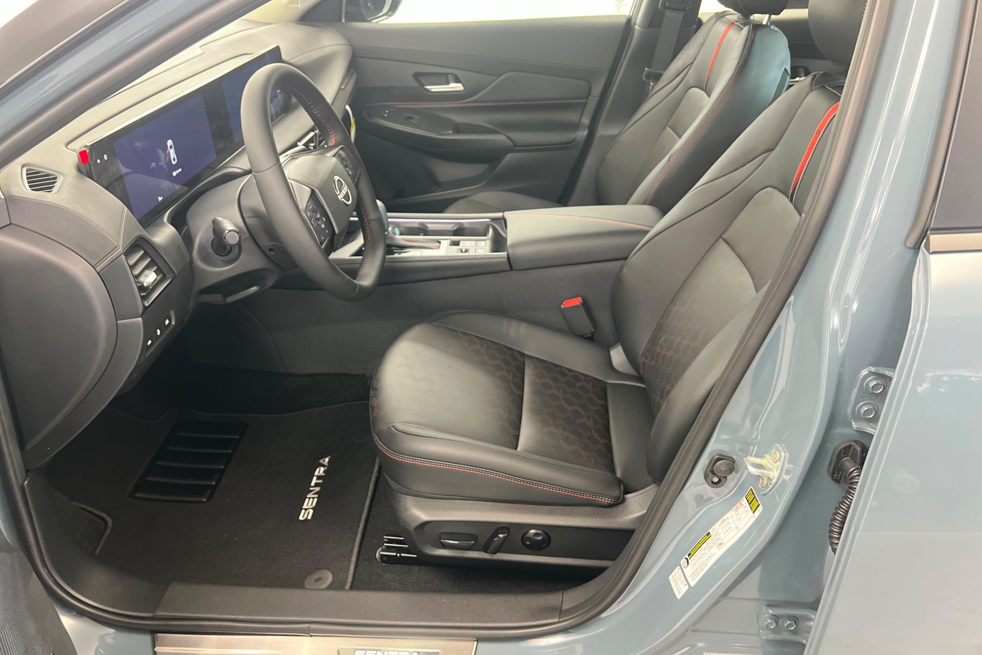 New 2026 Atlantic Gray Metallic / Super Black Two-tone Nissan SR image 18