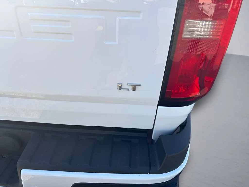 Used 2022 White Chevrolet LT image 25
