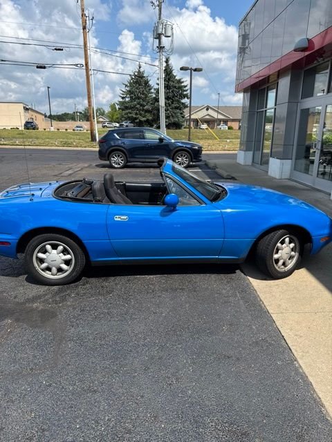 Used 1990 Blue Mazda Base image 5