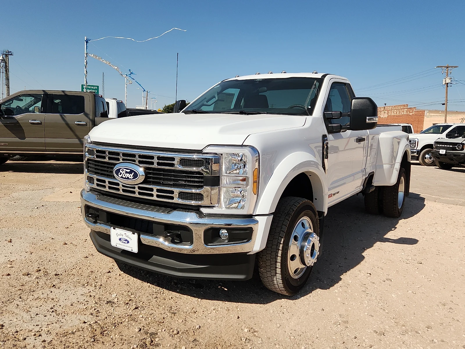 New 2027 Oxford White Ford XLT image 3