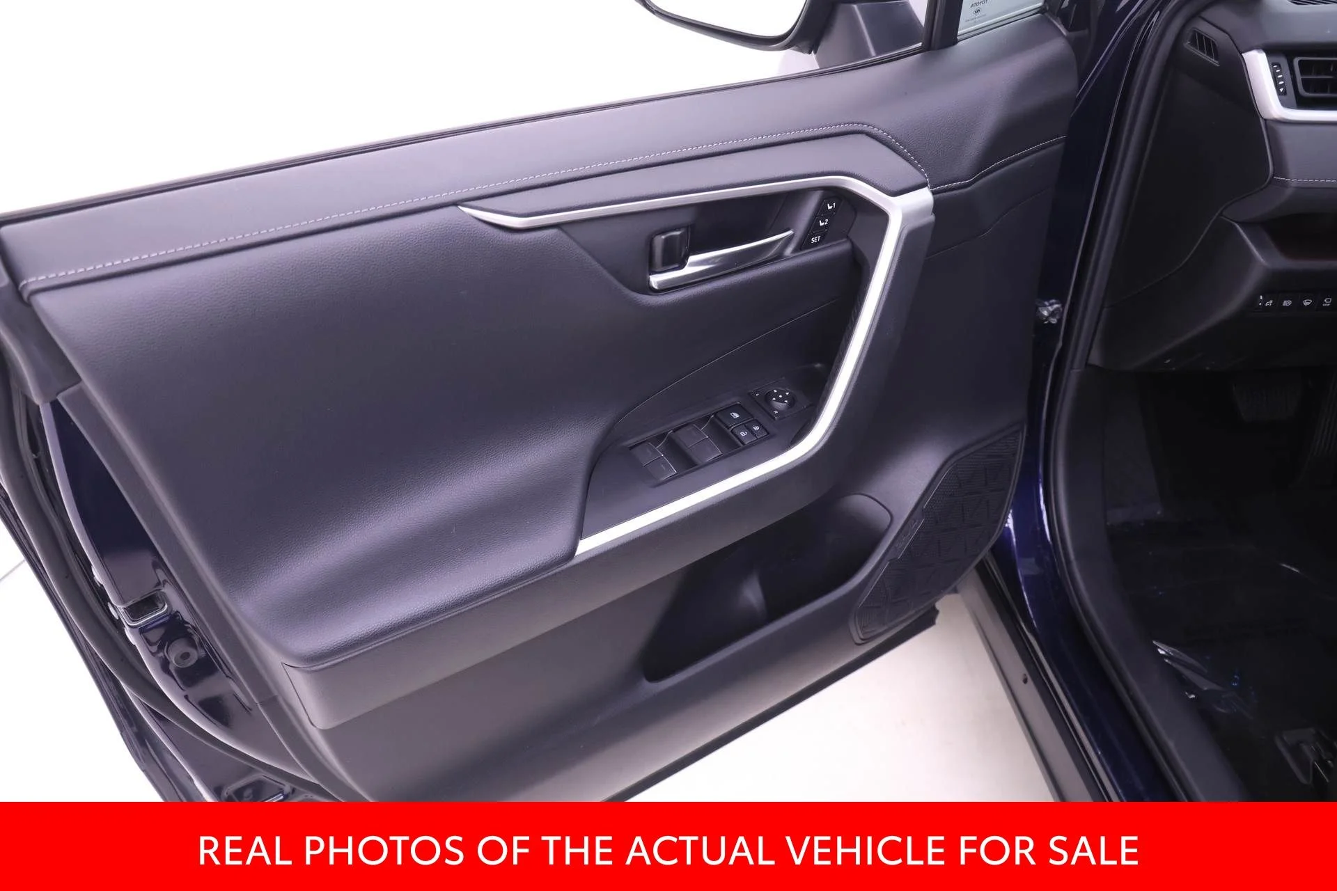 Used 2022  Toyota Limited image 9