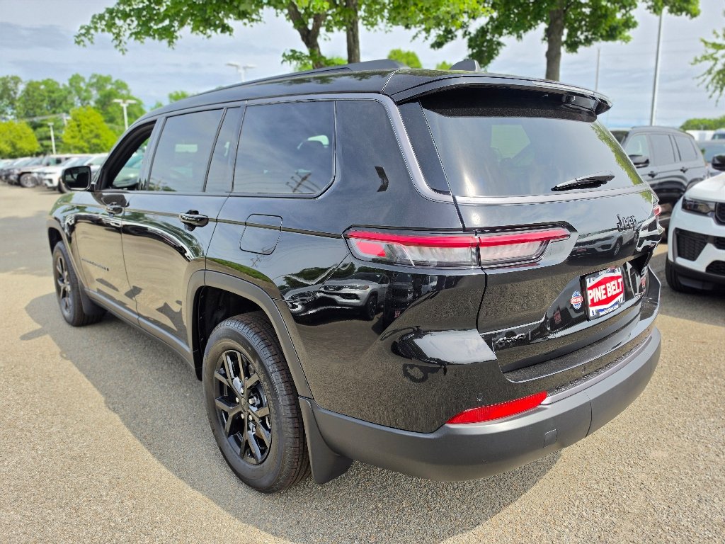 New 2026 Diamond Black Crystal Pearl-Coat Exterior Paint Jeep Laredo image 9