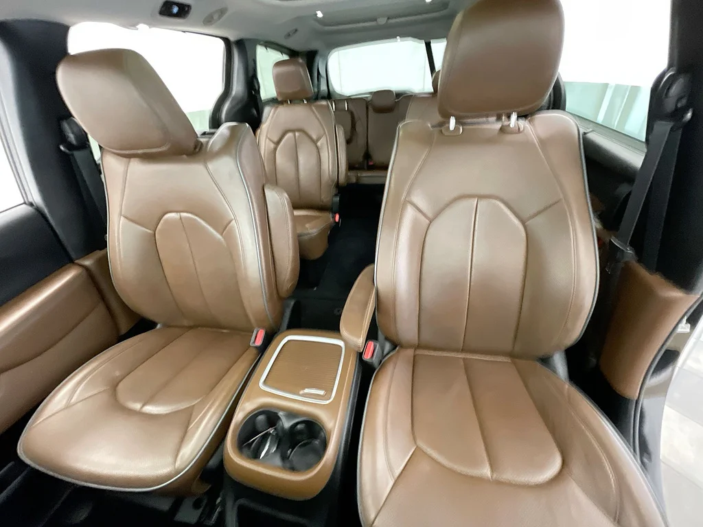 Used 2019 Brilliant Black Crystal Pearl Coat Chrysler Limited image 21