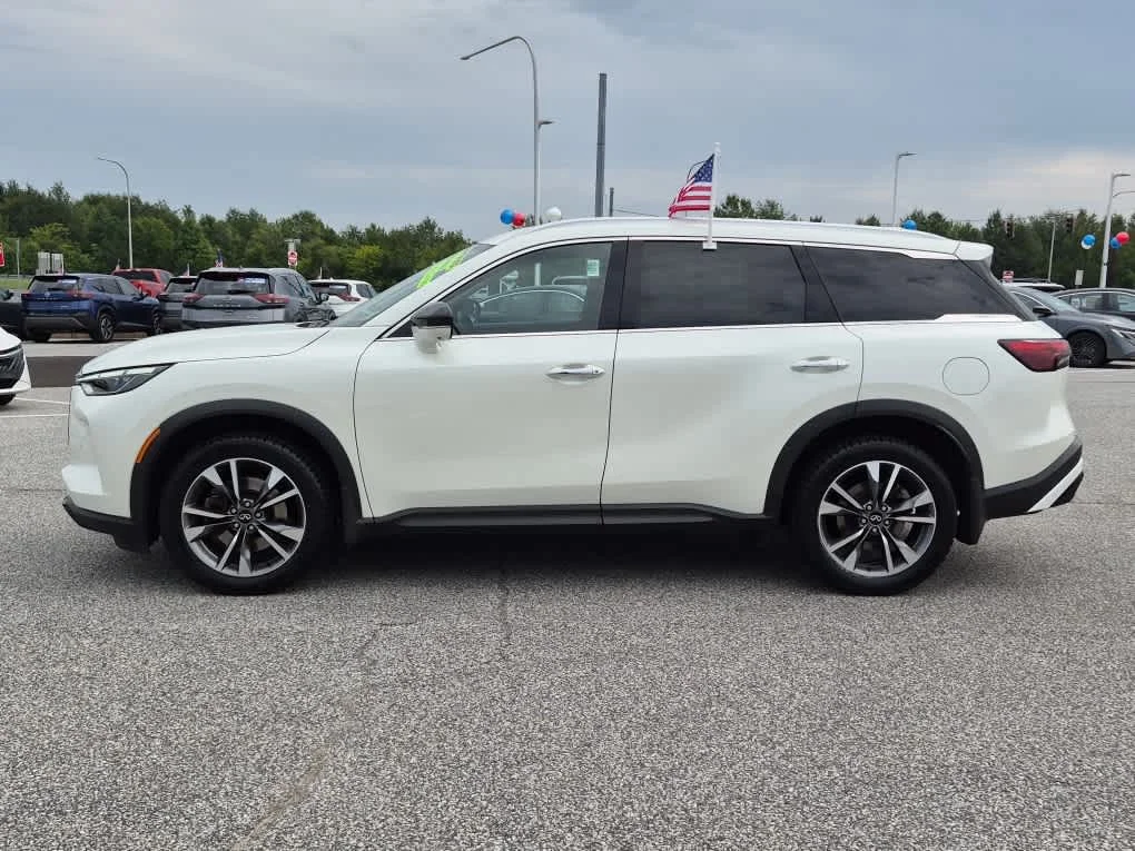 Certified Used 2023 Majestic White INFINITI LUXE image 5