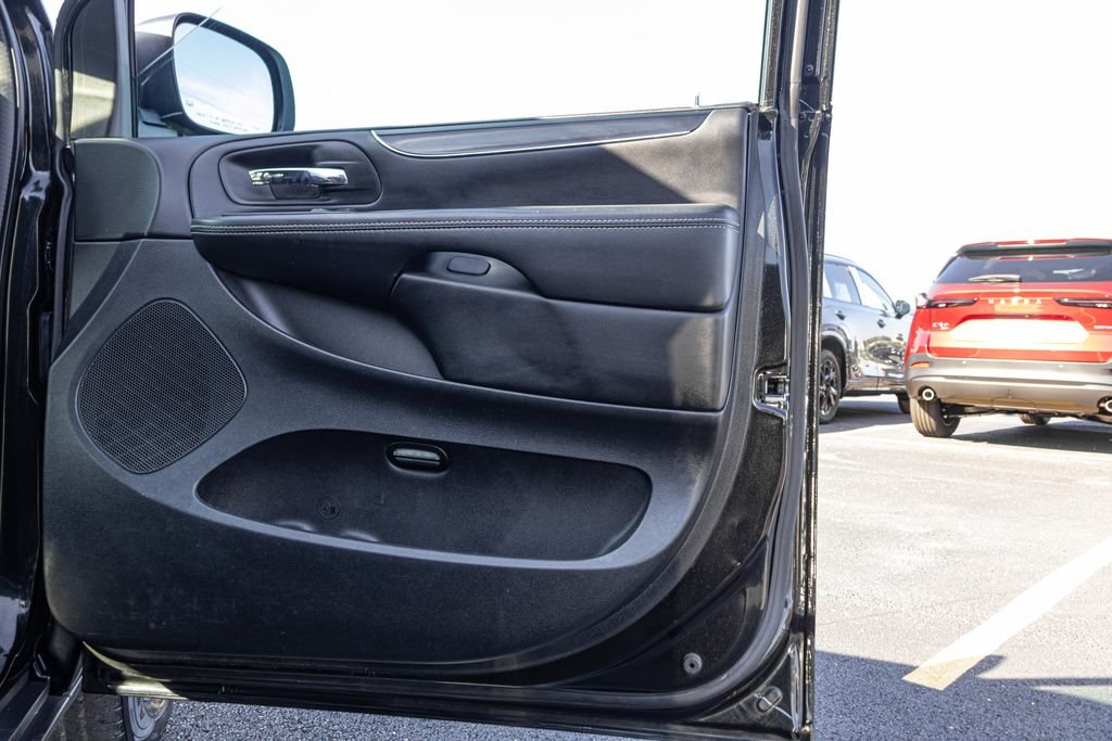 Used 2017 Black Dodge SXT image 33