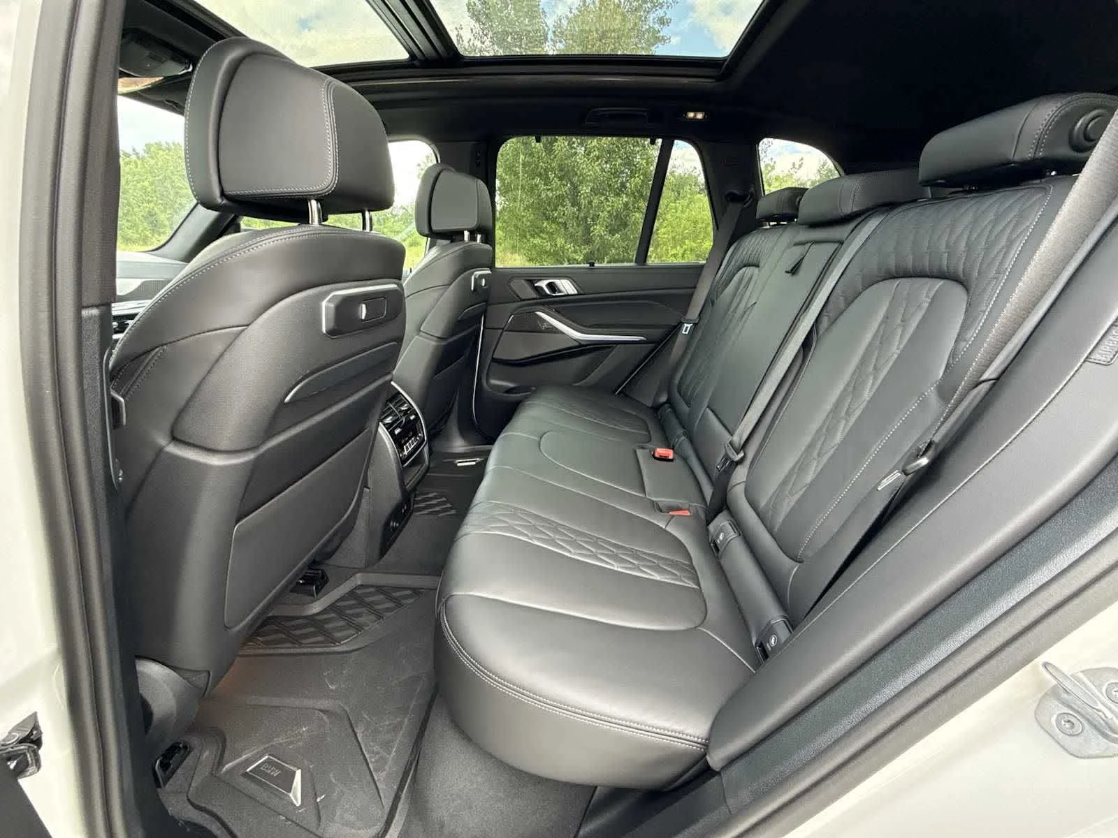 New 2026 Mineral White Metallic BMW M60i image 21